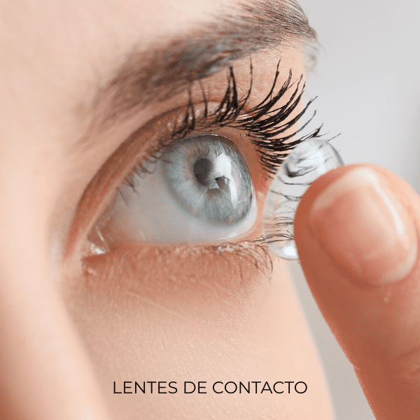ojo en primer plano colocandose lente de contacto descartable con el dedo